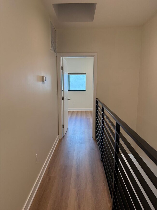 Building Photo - 2514 S Palm Grove Ave