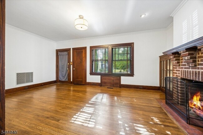 Building Photo - 44 Walnut Crescent