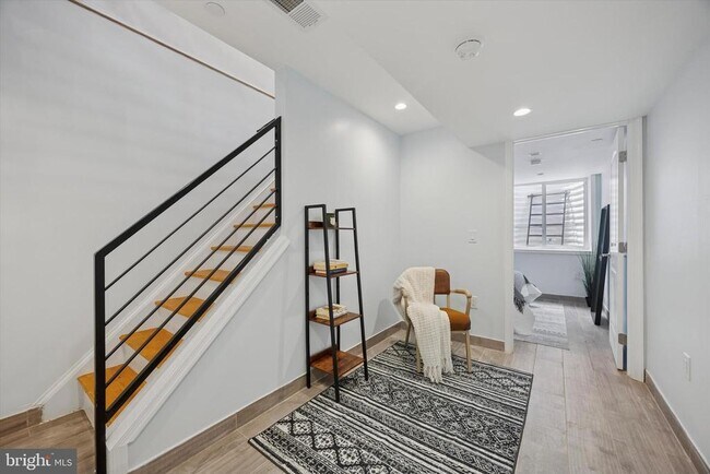 Building Photo - 2220 E Harold St