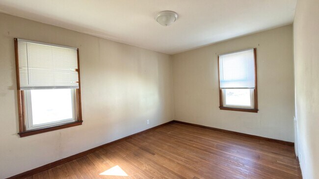 Building Photo - HOUSE....2 Bedroom 1 Bath