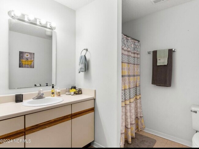 Building Photo - 728 Azalea Dr