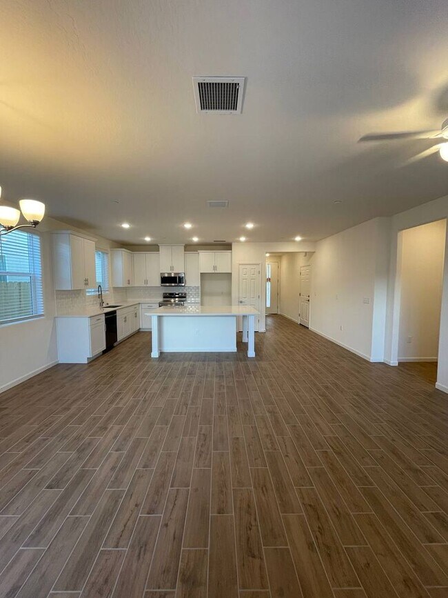 Building Photo - Stunning 4-Bedroom, 2-Bath Rental Home in ...