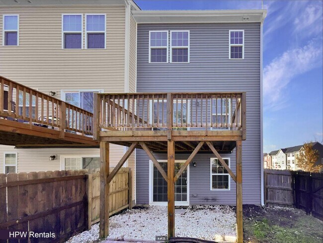 Building Photo - 3-Story End Unit Townhome with 3 Beds, 3 B...