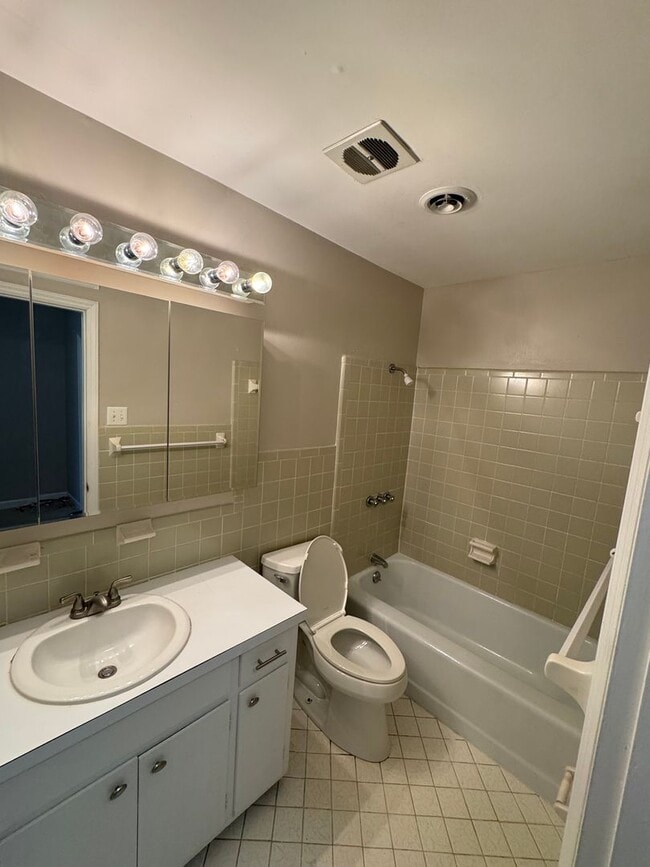 Building Photo - Live at the Center of Modern Conveniences ...