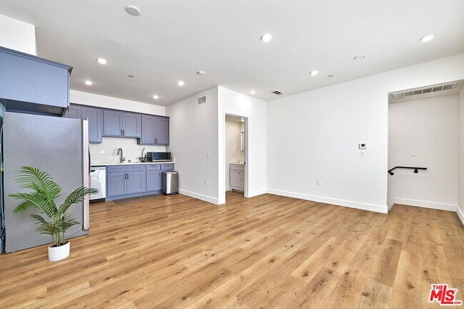 Building Photo - 14550 Burbank Blvd