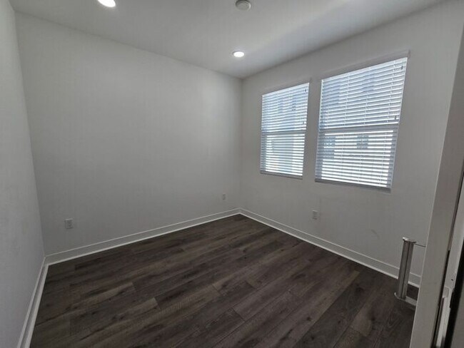 Building Photo - Modern Oceanside Home with Spacious Layout in a Desirable Community