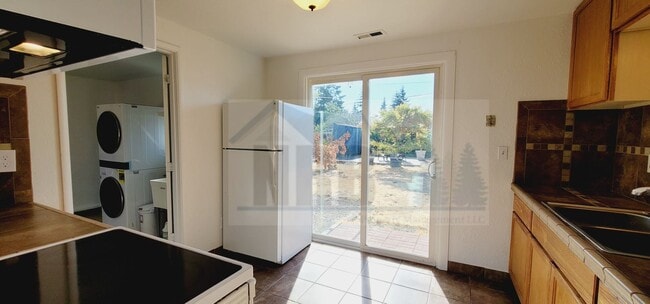 Building Photo - Absolutely Gorgeous 3 bd, 1 ba House locat...