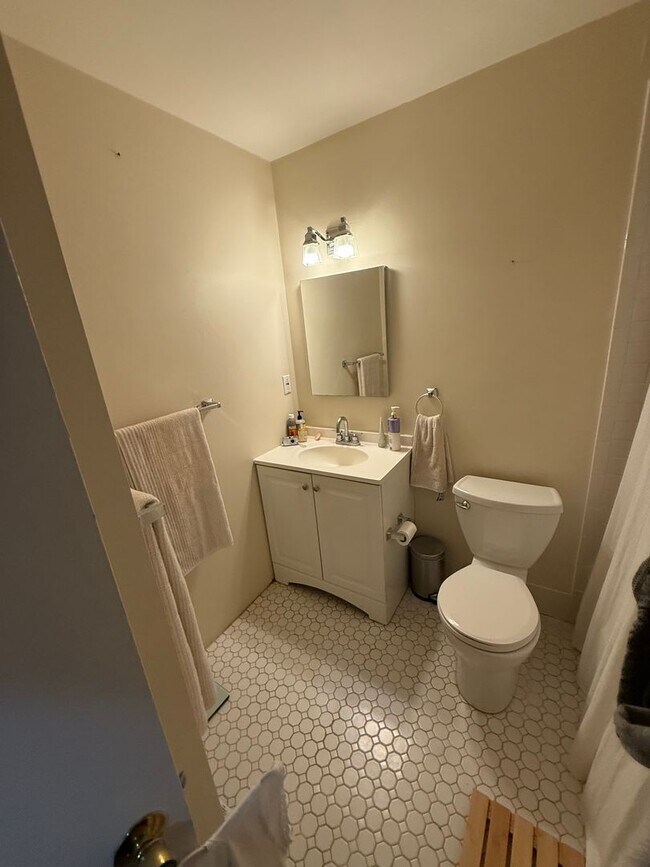 Building Photo - No Brokers Fee, Laundry on a Site Good Size Bedroom and Livingroom