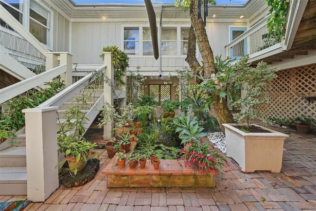 Building Photo - 700 Lands End Dr