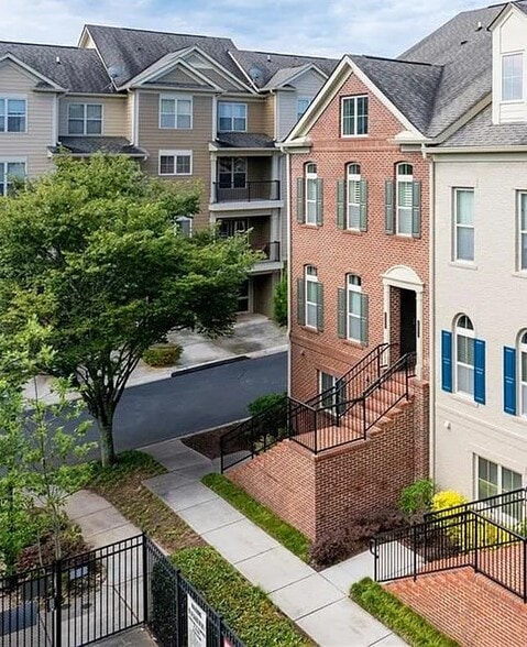 Building Photo - 6453 Chariot St