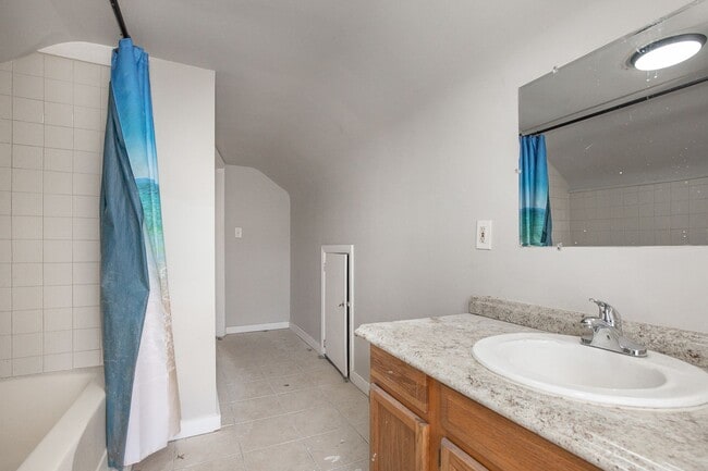 Building Photo - Spacious 3 bedroom/2 bath Cleveland Hts single family house!