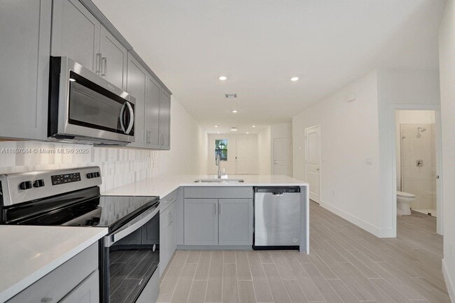 Building Photo - 133 SW 171st Ave