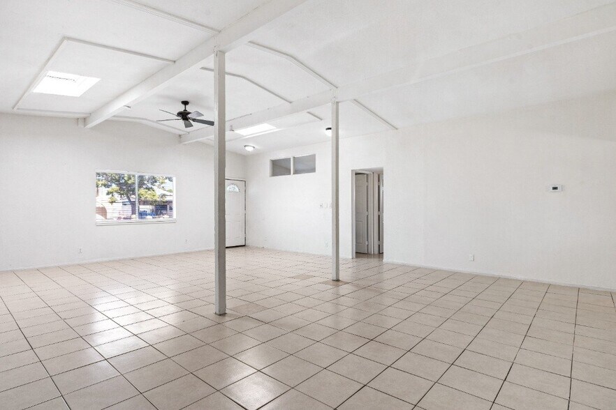 Building Photo - 221 Milinane Dr