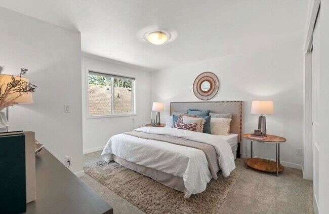 Building Photo - Top Floor 2-Bed Condo with Garage Parking