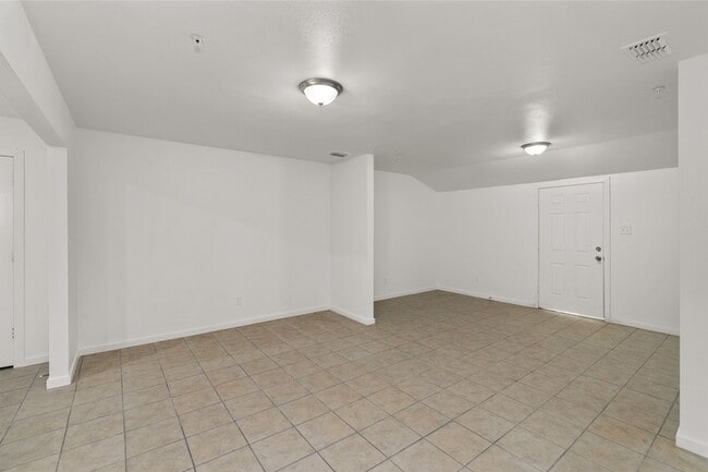 Building Photo - 316 W 7th St