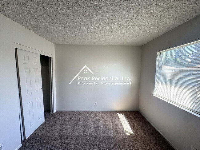 Building Photo - Charming 2 bedroom 1 bathroom Apartment!