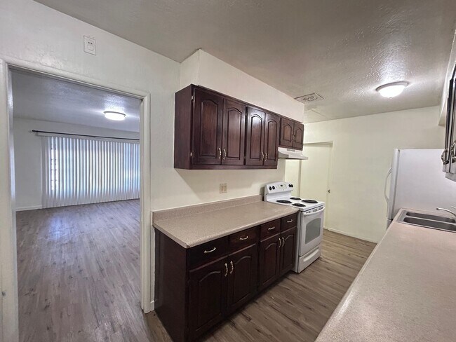 Building Photo - No Hoa! Single Story House with 4 Bedrooms 2 Bathrooms!