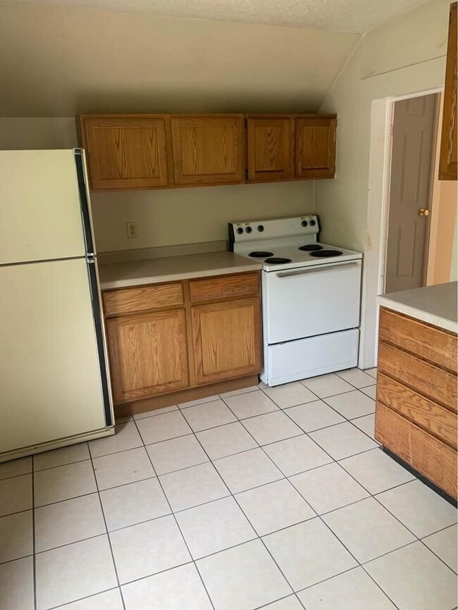 Building Photo - 3 Bedroom Student Rental Near UWEC