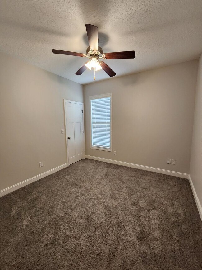 Building Photo - Charming 4-Bedroom Home with Modern Finishes in Hahira, GA - Lawn Care Included