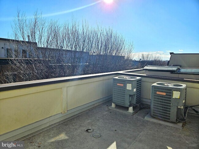 Building Photo - 12 S Regester St