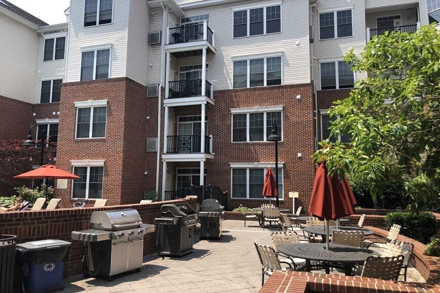 Building Photo - 350 W Elm St