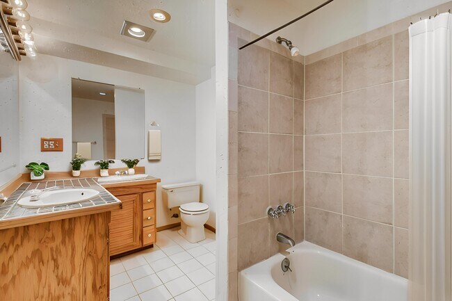 Staged Bath - 415 Lilac Ct