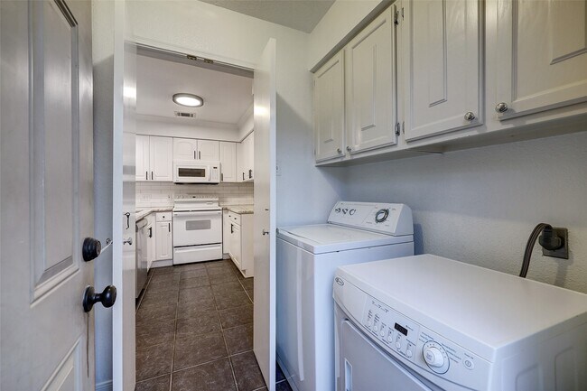 Building Photo - 2513 Bering Dr