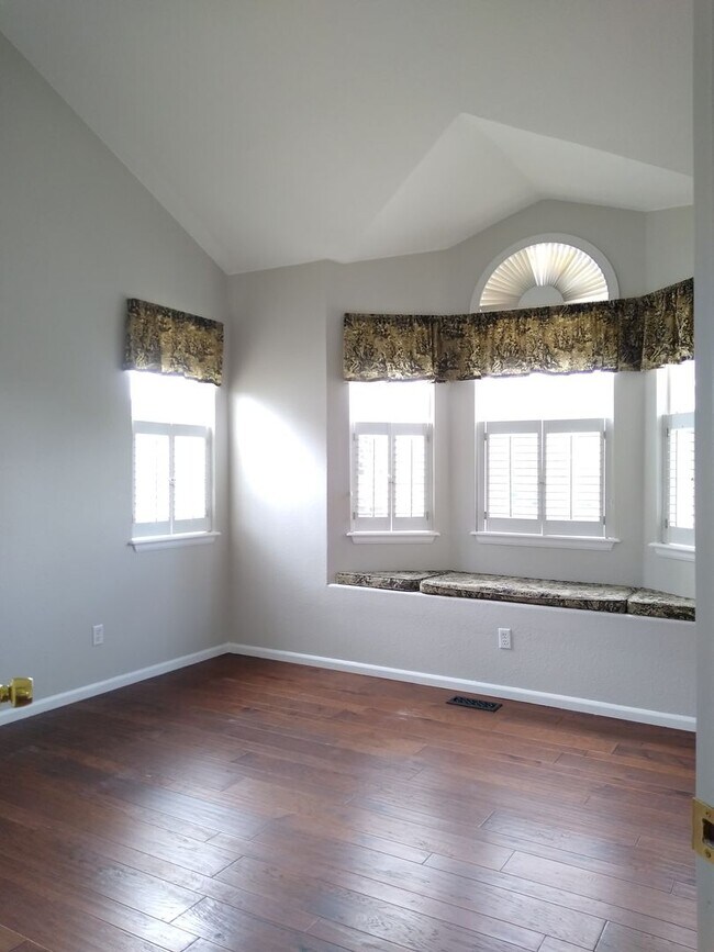 Building Photo - Stunning Highlands Ranch Townhome