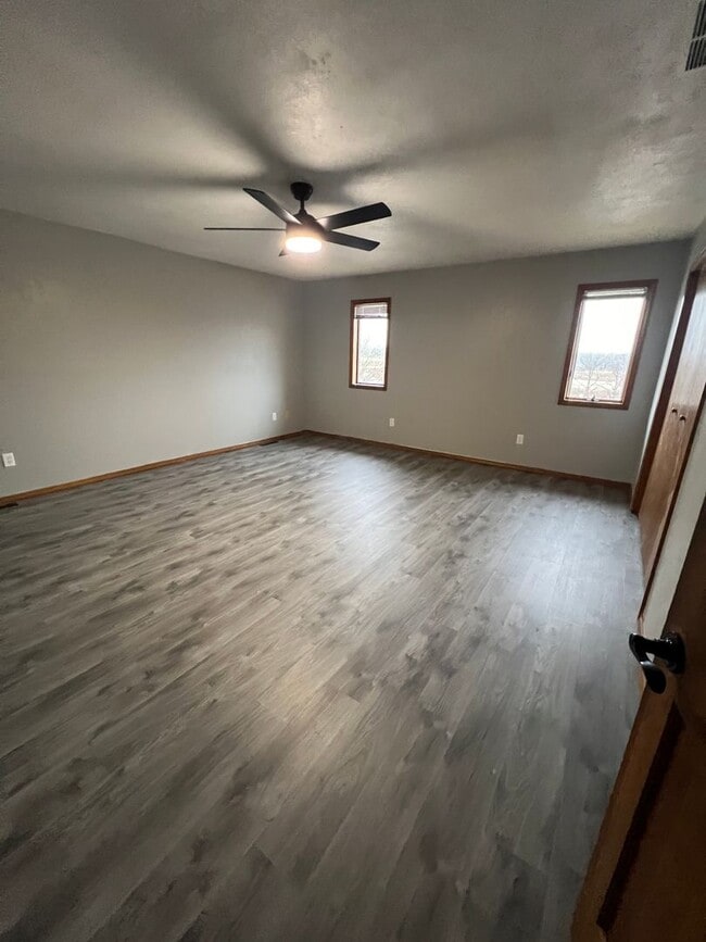 Building Photo - 5 bedroom/3 bath w/mother in law style qua...