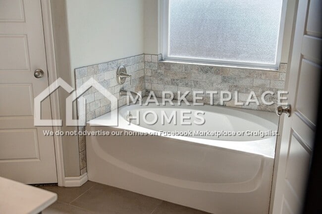 Building Photo - 3914 Wiltshire Dr