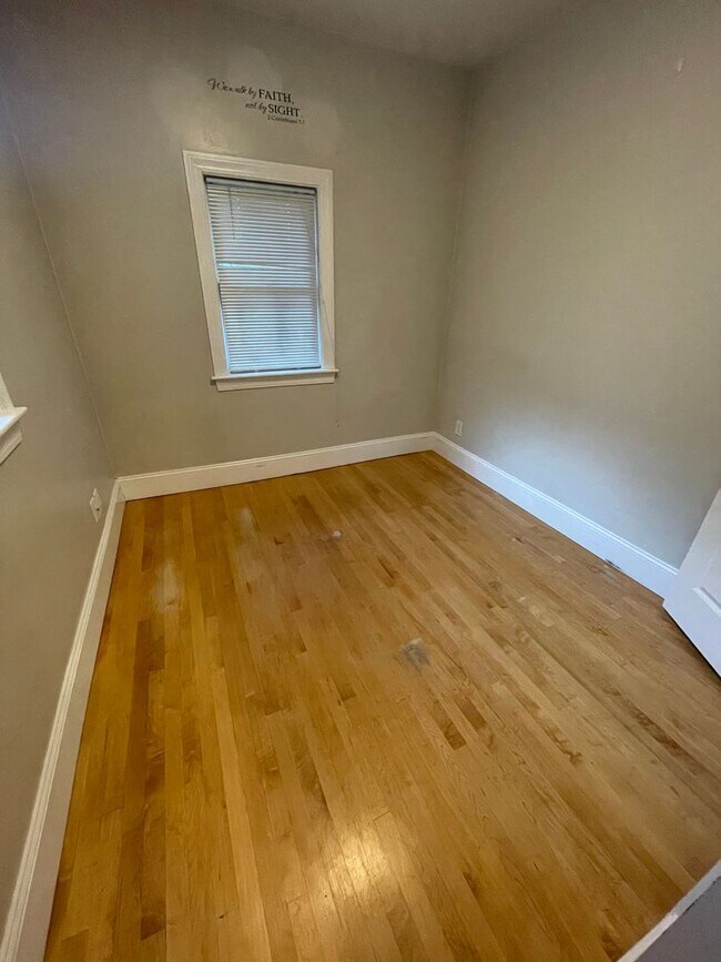 Building Photo - Avl NOW - No Fee! Renovated 1.5BR in Allst...