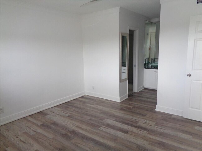 Building Photo - 4200 Crystal Lake Dr