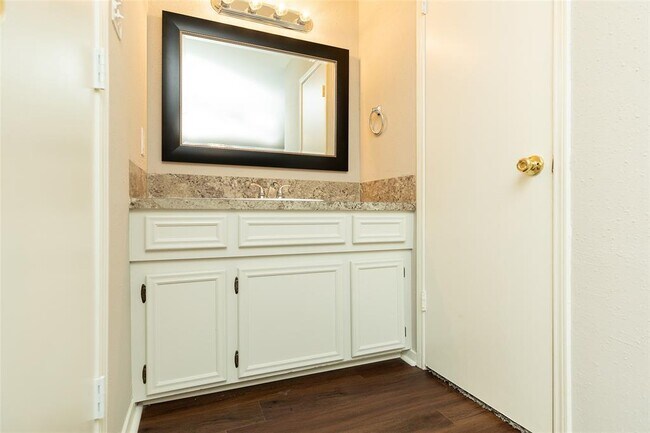 Building Photo - 2555 Halstead Dr