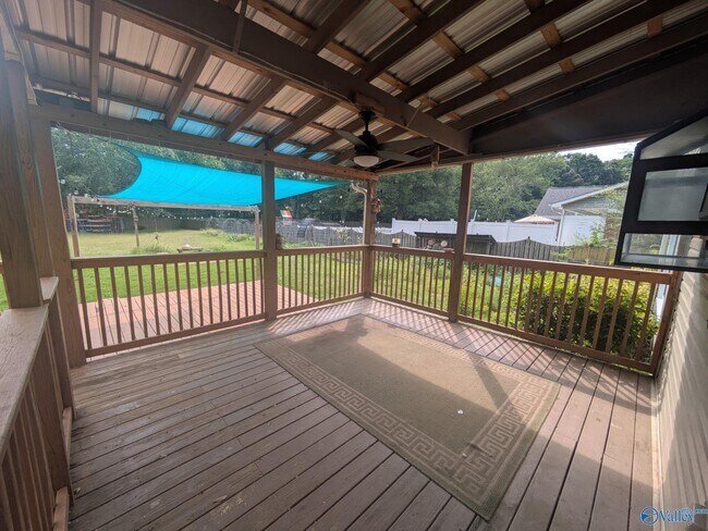 Building Photo - 915 Highland Dr