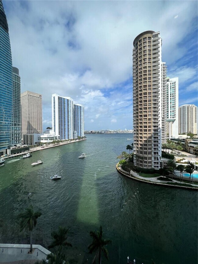 Building Photo - 495 Brickell Ave
