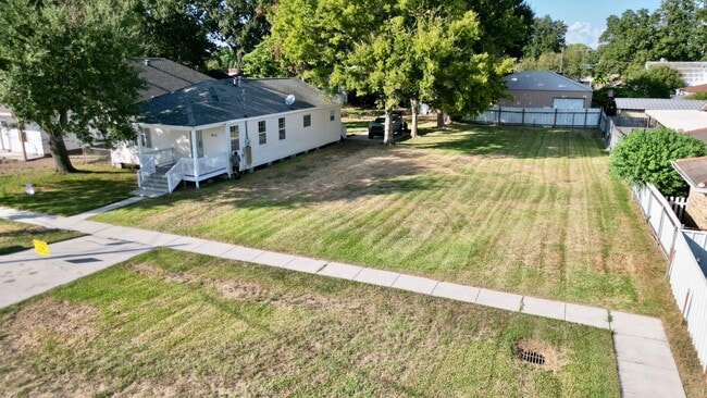 Building Photo - 413 Trist Pl