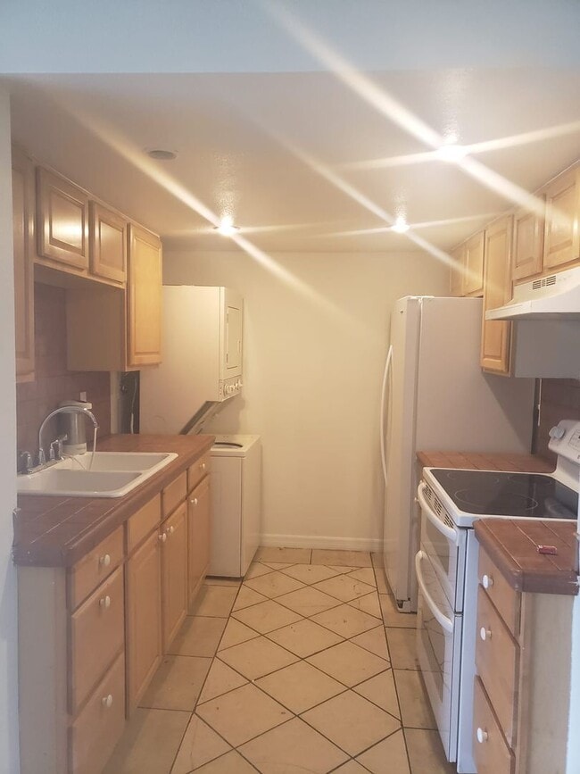 Building Photo - Available Now : 3 Bedroom 2 Bath Condo