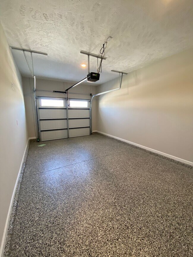 Building Photo - Like New Luxury Townhome! 3 BR, 2.5 BA, 1 Car Garage, Pool, Dog Park, and More!