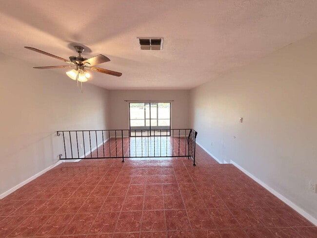 Building Photo - Moving Ready! 2 bedroom and 2 1/2 Bathroom