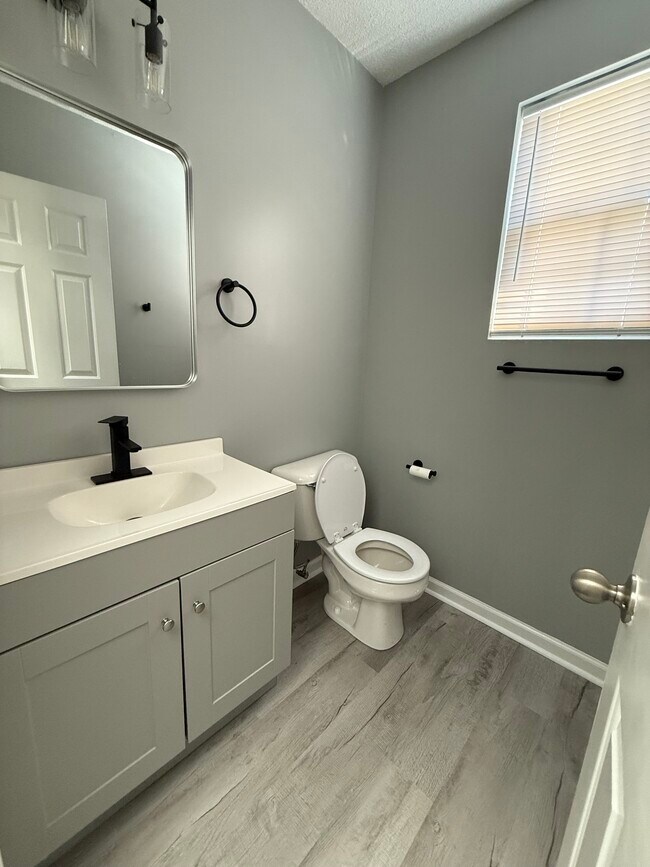 Building Photo - 721 Pebblestone Dr