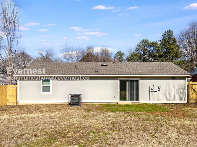 Building Photo - 2645 Eastbrook Dr