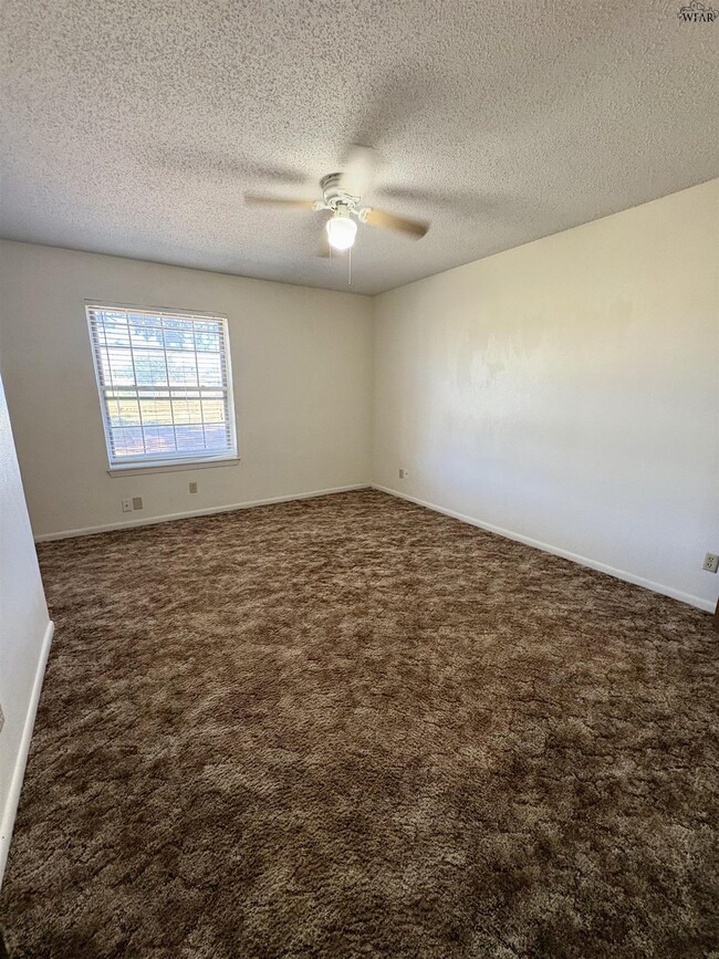 Building Photo - 205 E Garden Dr