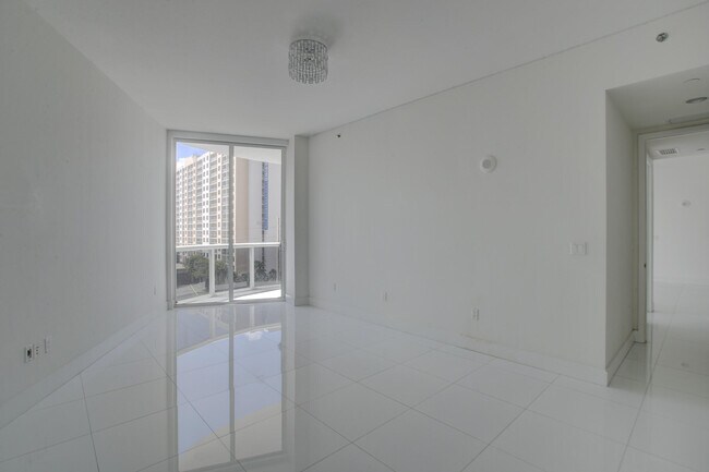 Building Photo - 15901 Collins Ave