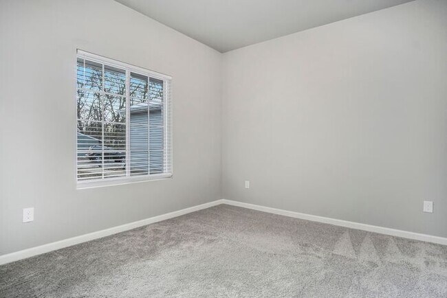 Building Photo - 15901 Cedar Dr