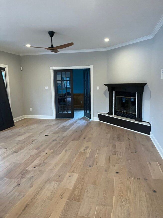 Building Photo - 5 Bedroom with 10 car parking less than 1 ...