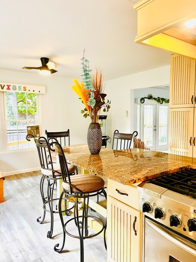 Building Photo - 905 4th Ave N