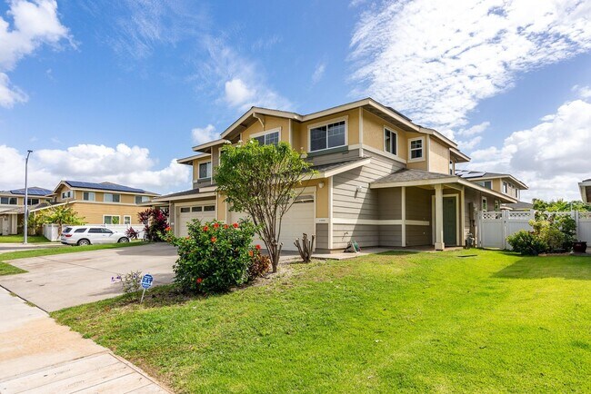 Building Photo - Welcome to this bright and inviting 3 bedroom