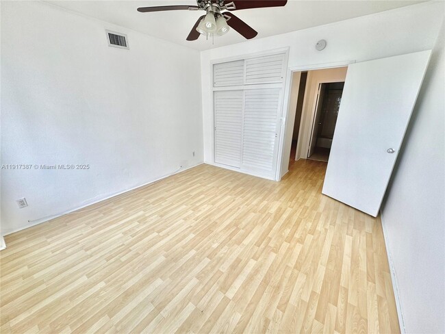 Building Photo - 1430 Brickell Bay Dr