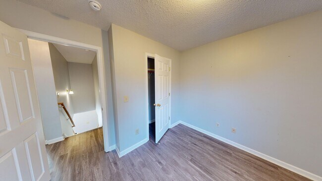 Building Photo - Renovated Three Bedroom Columbia Townhome!!