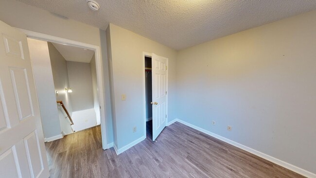 Building Photo - Spacious Three Bedroom Townhome in Columbi...